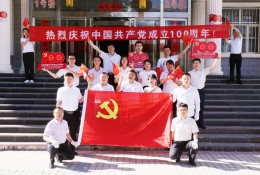 ?7月1日由地區水利局組織地直水利系統慶祝中國共產黨成立100周年“黨旗映天山”主題黨日活動